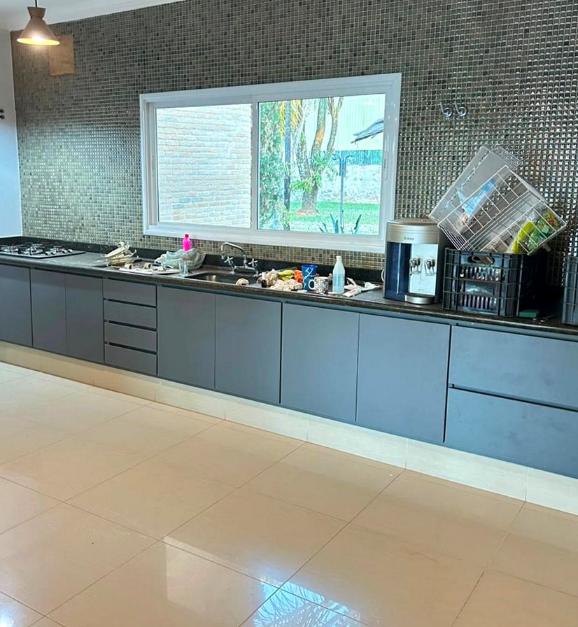 Cozinha modulada em grafite com bancada longa e gaveteiros